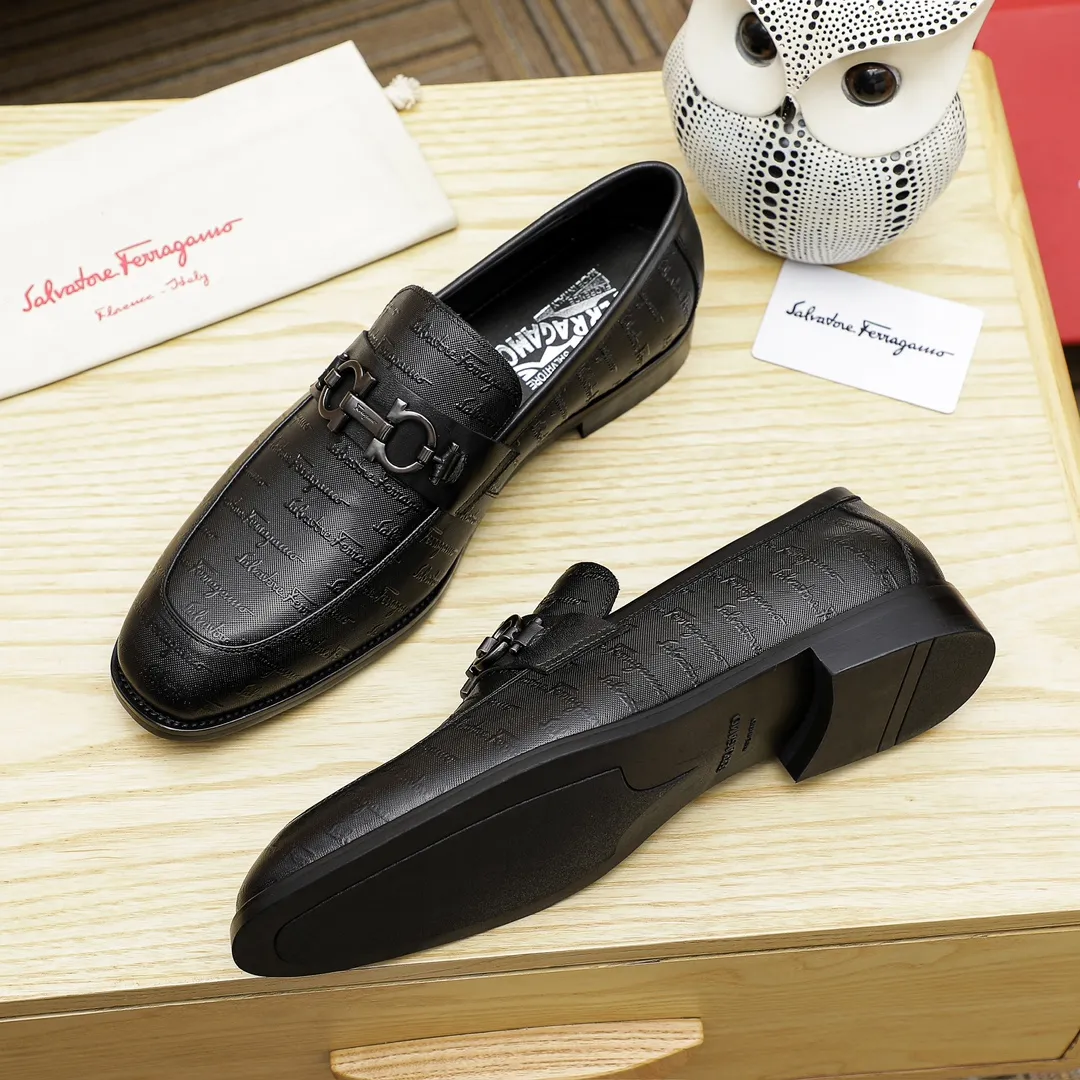 Factory price 460 🔥Ferragamo's new men's casual slip-on shoes🇨🇳Official website original 1:1 mold opening, original quality💯Fine workmanship, high-end luxury☘The upper is made of imported Italian first-layer cowhide🌴Water-dyed🐂Leather lining🍓Rubber wear-resistant and non-slip outsole, breathable and comfortable to wear🍍The first choice for high-grade men, black is optional! Code number 38-44 (45.46. Can be customized)